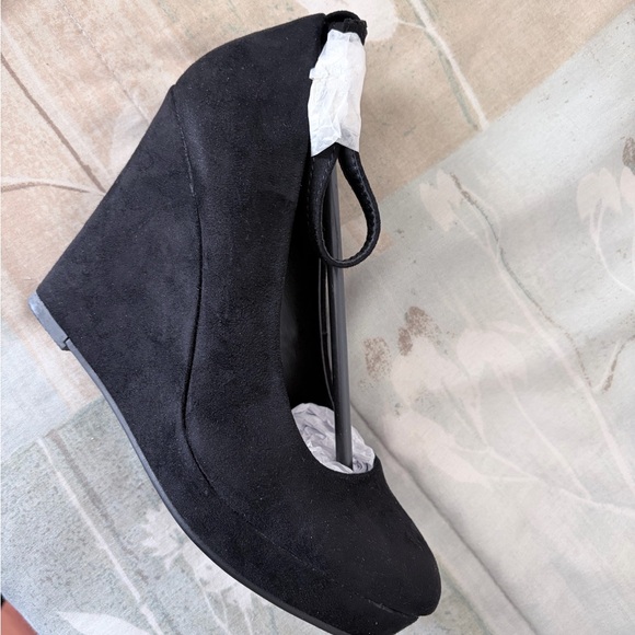 Material Girl Black Wedge Shoes - Picture 2 of 6